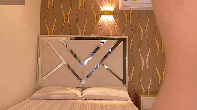 iam nicolle online show from February 24, 2026, 12:58 pm