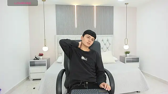 Maxii18  online show from December 5, 2025, 6:37 pm