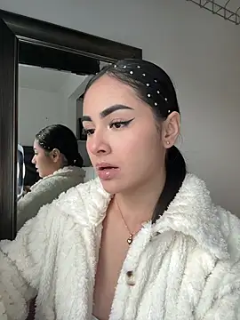 Snapshot of IslaCole chatting on February 6, 2026, 10:35 pm IslaCole online show from February 6, 2026, 10:35 pm