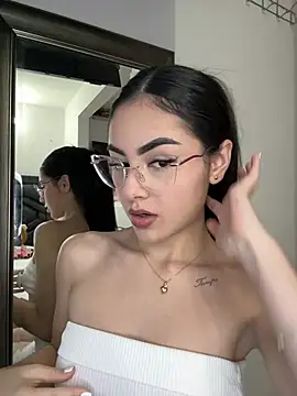 Snapshot of IslaCole chatting on February 7, 2026, 11:19 pm IslaCole online show from February 7, 2026, 11:19 pm