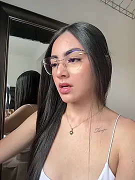 Snapshot of IslaCole chatting on February 10, 2026, 9:19 pm IslaCole online show from February 10, 2026, 9:19 pm