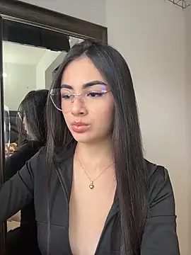 Snapshot of IslaCole chatting on February 19, 2026, 10:39 pm IslaCole online show from February 19, 2026, 10:39 pm