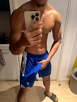 Snapshot of bigDickParis92 chatting on October 26, 2025, 3:51 pm bigDickParis92 online show from October 26, 2025, 3:51 pm