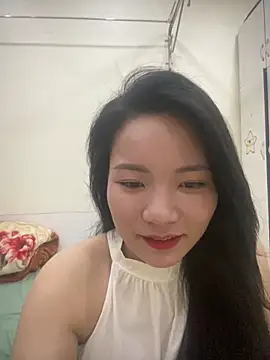 Bee Yellow00 online show from April 24, 2026, 4:59 am