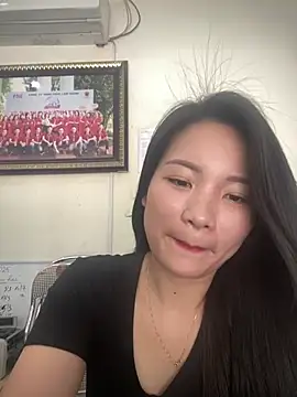 Bee Yellow00 online show from April 25, 2026, 4:26 am