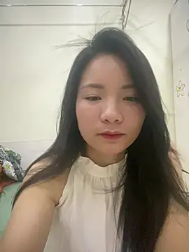 Bee Yellow00 online show from May 4, 2026, 4:41 am