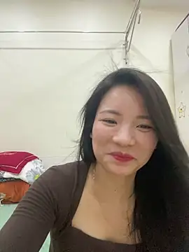Bee Yellow00 online show from May 7, 2026, 4:29 am