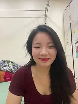 Bee Yellow00 online show from May 8, 2026, 4:40 am