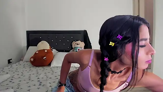phenixpink22 online show from May 6, 2026, 1:14 am
