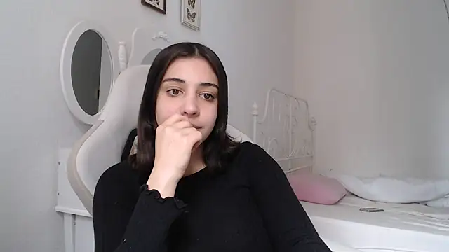 Snapshot of bellefleurrr chatting on April 19, 2026, 1:43 pm bellefleurrr online show from April 19, 2026, 1:43 pm