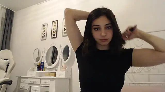 Snapshot of bellefleurrr chatting on May 4, 2026, 7:54 pm bellefleurrr online show from May 4, 2026, 7:54 pm