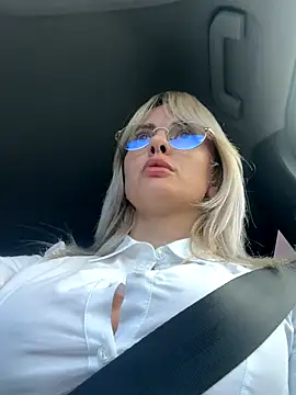 blondegirlx online show from October 28, 2025, 11:36 am