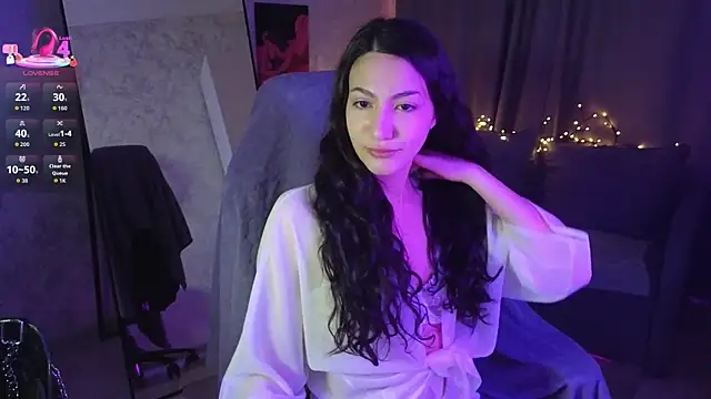 Mulan Lo online show from November 17, 2025, 8:14 pm