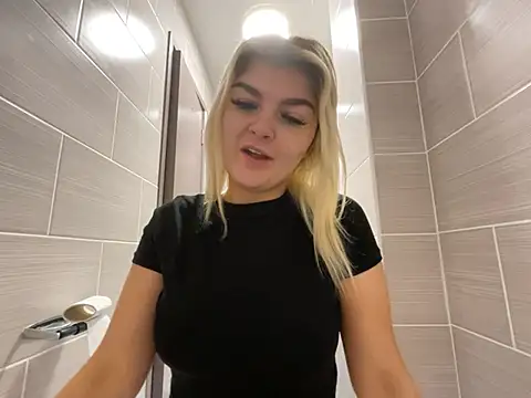 rosie-hipstergal online show from January 18, 2026, 2:43 pm