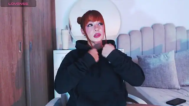 Snapshot of GiaStonne chatting on November 13, 2025, 5:28 am GiaStonne online show from November 13, 2025, 5:28 am