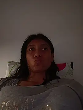 YeseniaRodriguez3 online show from January 8, 2026, 10:23 pm