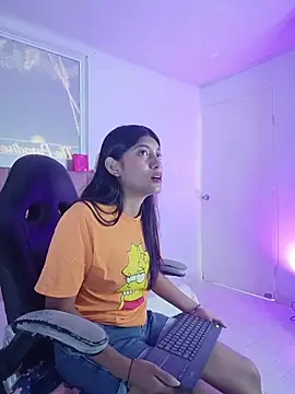 YeseniaRodriguez3 online show from April 28, 2026, 5:51 pm