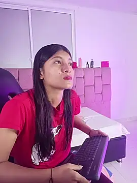 YeseniaRodriguez3 online show from May 3, 2026, 12:33 pm