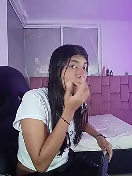 YeseniaRodriguez3 online show from May 5, 2026, 12:35 pm