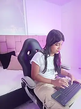 YeseniaRodriguez3 online show from May 12, 2026, 7:33 pm