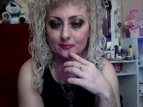 xHot Amazonq online show from November 3, 2025, 9:59 pm