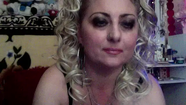 xHot Amazonq online show from December 5, 2025, 5:53 pm