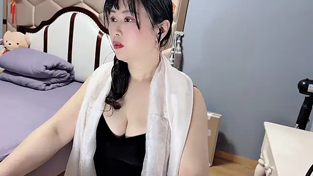 yaoyao22678 online show from April 5, 2026, 3:47 am