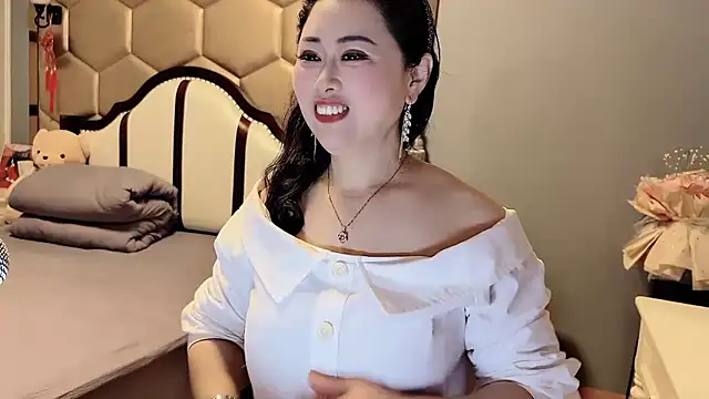 yaoyao22678 online show from May 7, 2026, 2:06 am