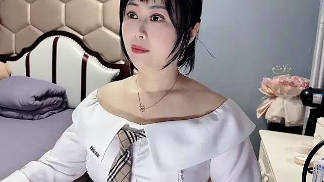 yaoyao22678 online show from May 10, 2026, 1:55 am