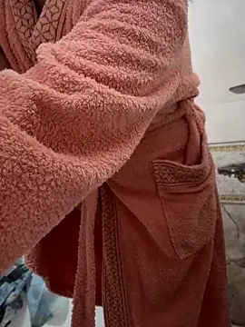 flo emillia online show from October 28, 2025, 4:42 pm