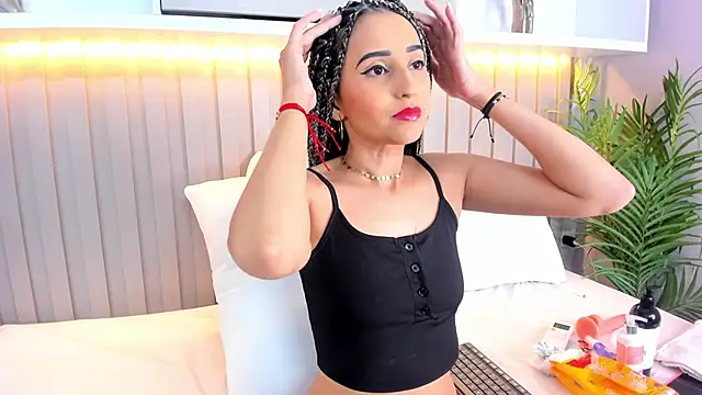 violett rabbit  online show from November 5, 2025, 8:42 pm