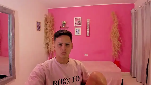 elmasmas01 online show from December 14, 2025, 2:33 pm