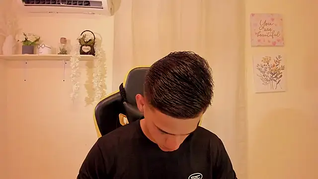 elmasmas01 online show from February 6, 2026, 6:00 pm