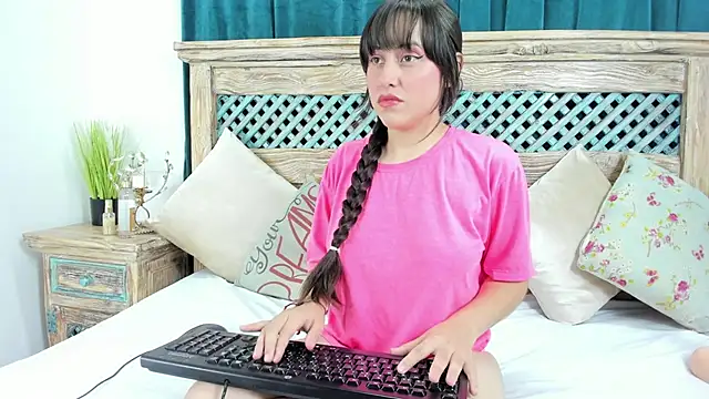 Cassandra Armani online show from March 22, 2026, 4:27 am