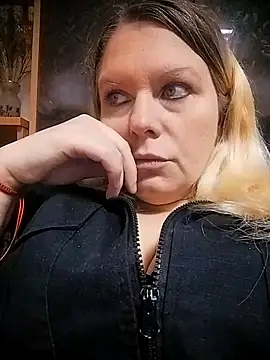 Lana-murr online show from December 3, 2025, 7:27 am