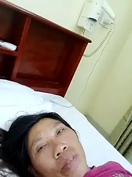 bella-la online show from November 17, 2025, 2:23 pm