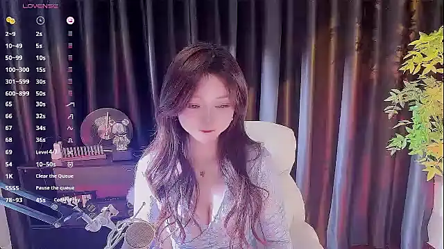 Yiluo95 online show from November 9, 2025, 5:44 pm