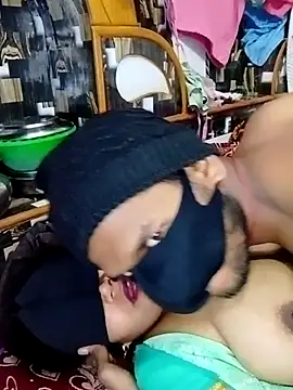 hot couple 000 online show from December 20, 2025, 2:46 pm