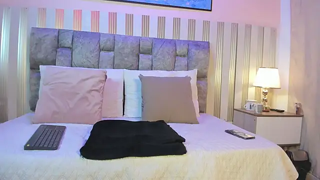 Scarlett  lace online show from November 6, 2025, 11:33 am