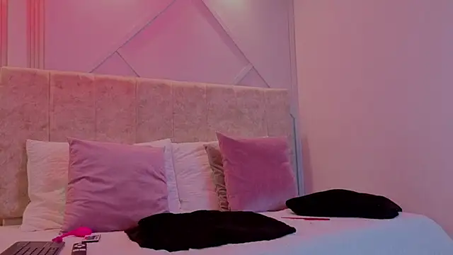 Scarlett  lace online show from December 16, 2025, 4:39 am