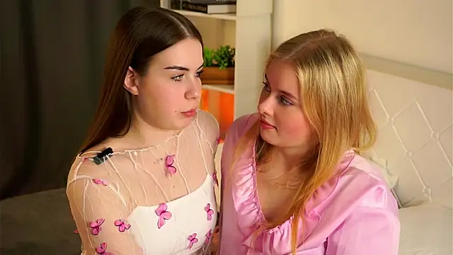 LoreeScialdone online show from October 27, 2025, 5:28 pm