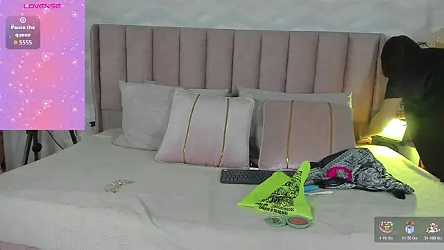 alaya noir  online show from November 25, 2025, 12:16 pm