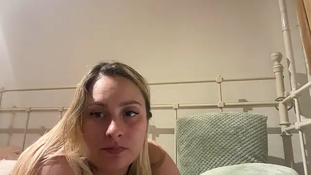 Snapshot of EngelHelene chatting on June 10, 2026, 7:13 pm EngelHelene online show from June 10, 2026, 7:13 pm