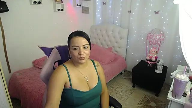 Snapshot of karitomyler__ chatting on November 12, 2025, 4:40 pm karitomyler online show from November 12, 2025, 4:40 pm