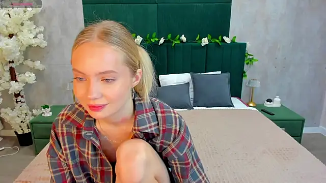 Melanie Ryer online show from November 13, 2025, 1:37 am