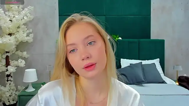 Melanie Ryer online show from November 18, 2025, 1:11 am