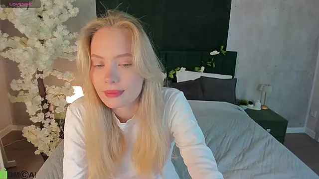 Melanie Ryer online show from December 17, 2025, 10:38 pm