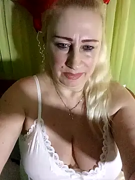 Snapshot of Esenia505 chatting on February 16, 2026, 4:14 pm Esenia505 online show from February 16, 2026, 4:14 pm