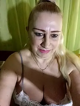 Snapshot of Esenia505 chatting on February 25, 2026, 5:28 am Esenia505 online show from February 25, 2026, 5:28 am