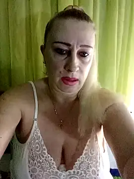 Snapshot of Esenia505 chatting on April 3, 2026, 2:31 am Esenia505 online show from April 3, 2026, 2:31 am